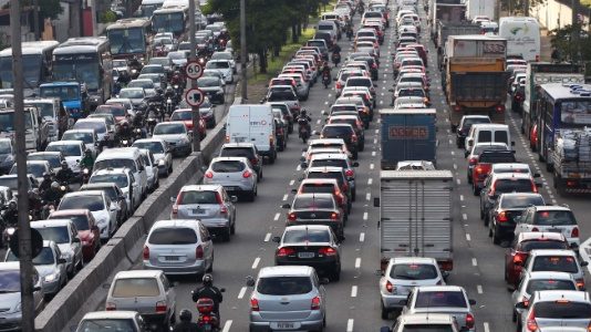 O rodízio de veículos na cidade de São Paulo voltou a valer desde ontem (18). Desse modo, a circulação de veículos no centro expandido da capital