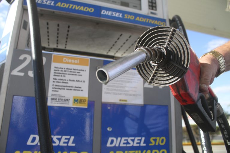 Preços do diesel e gasolina têm leve queda na última semana