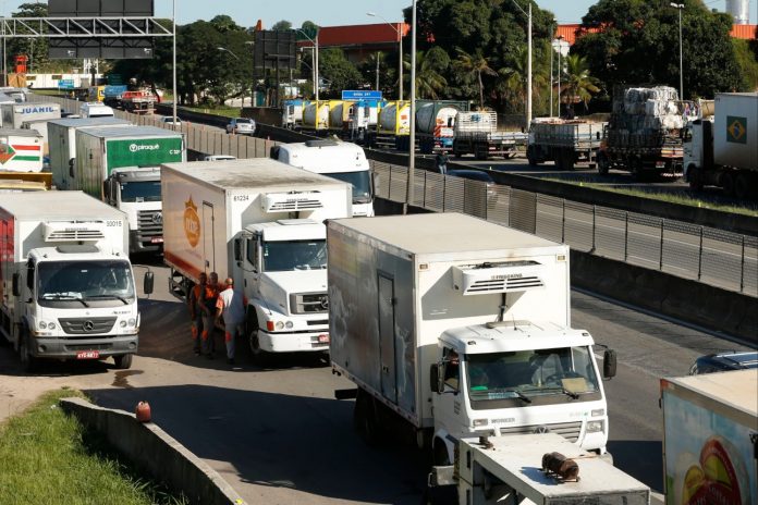 Caminhoneiros voltam a discutir paralisação nacional após o último reajuste no preço do diesel, além da afirmação do Governo Federal