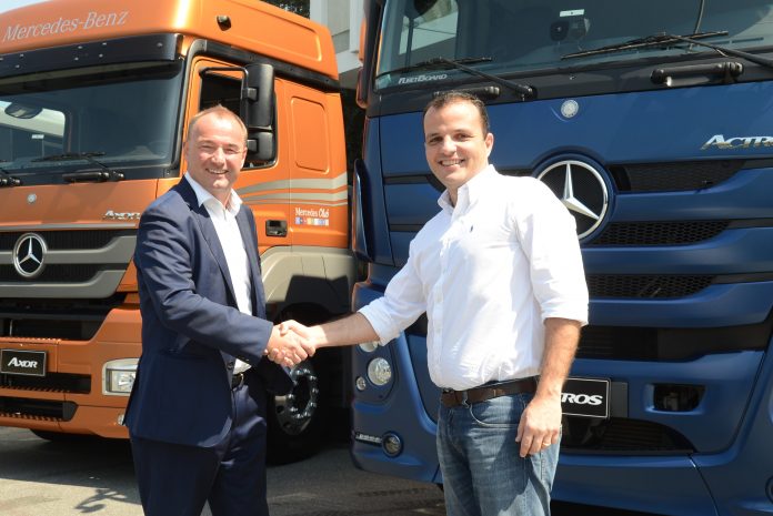 A Mercedes-Benz comercializou quase 500 caminhões para operadores de transporte da Ambev. Assim, a dona de marcas como Água AMA, Skol e Brahma,