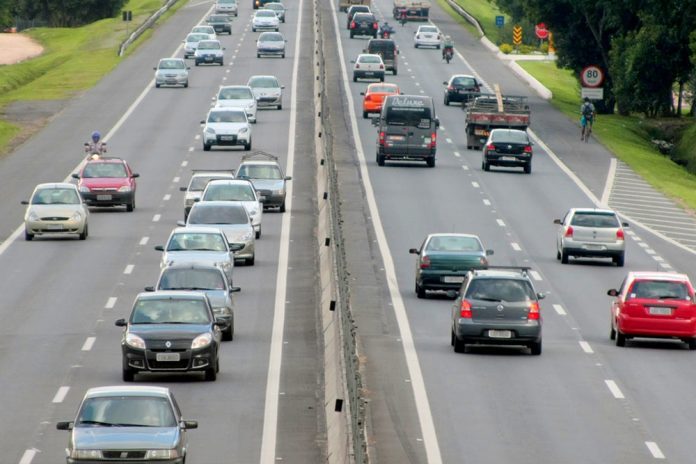 O movimento de veículos leves nas rodovias do estado de São Paulo caiu quase pela metade. De acordo com dados da Secretaria Estadual de Logística e Transportes