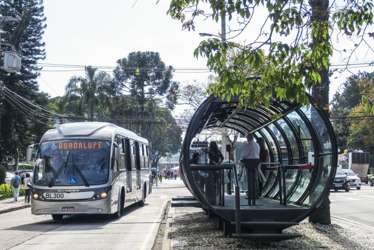 Salários são pagos e greve de ônibus é descartada em Curitiba