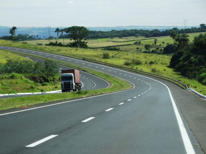 A Confederação Nacional do Transporte divulgou hoje, 2, pesquisa que mostra que a qualidade das rodovias do país caiu. Dessa forma, refletindo o ano