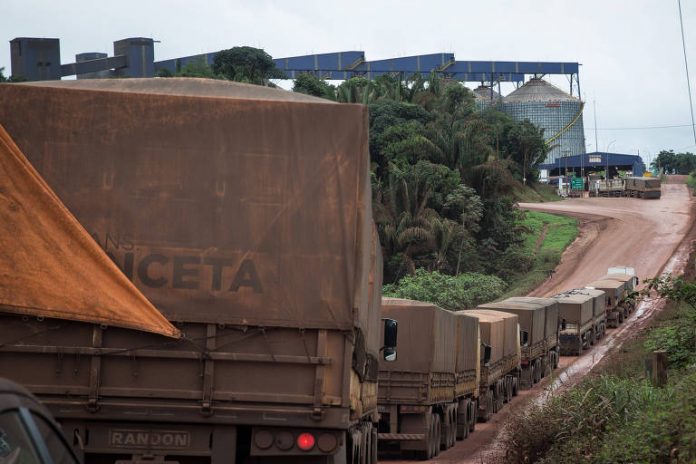 Uma fila de caminhões de oito quilômetros foi registrada na última terça-feira, 16, na BR-230, em Itaituba (PA). Isso acontece porque a rodovia dá acesso ao Porto