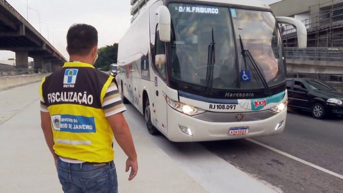A cidade do Rio de Janeiro, montou, na manhã desta sexta-feira (26), barreiras sanitárias para evitar circulação de vans e ônibus de outros municípios.