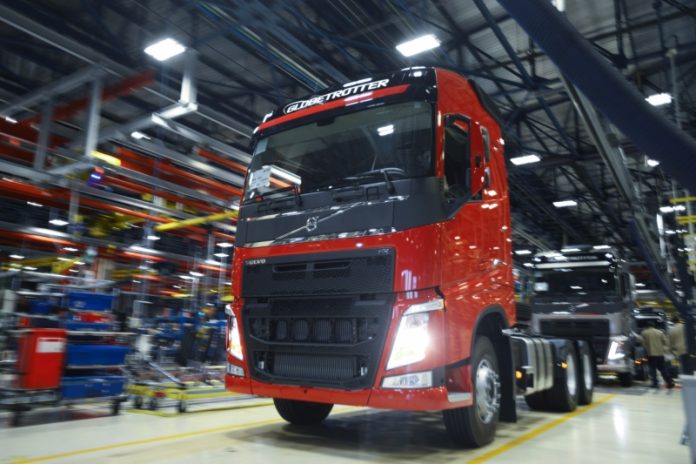 A Volvo anunciou nesta quinta-feira (20) retomada de segundo turno de produção de sua linha de caminhões pesados e semipesados V