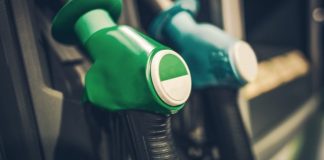 O presidente da república sanciona lei que autoriza os postos de combustíveis a comprarem etanol hidratado diretamente dos produtores ou importadores.