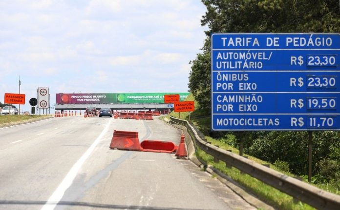 O estado do Paraná ficará um ano sem cobrança de pedágio em todas as rodovias. As cancelas foram liberadas no último fim de semana.