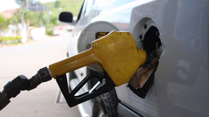 O preço da gasolina subiu na semana passada, de acordo com dados da Agência Nacional do Petróleo (ANP). Assim, o valor médio do litro