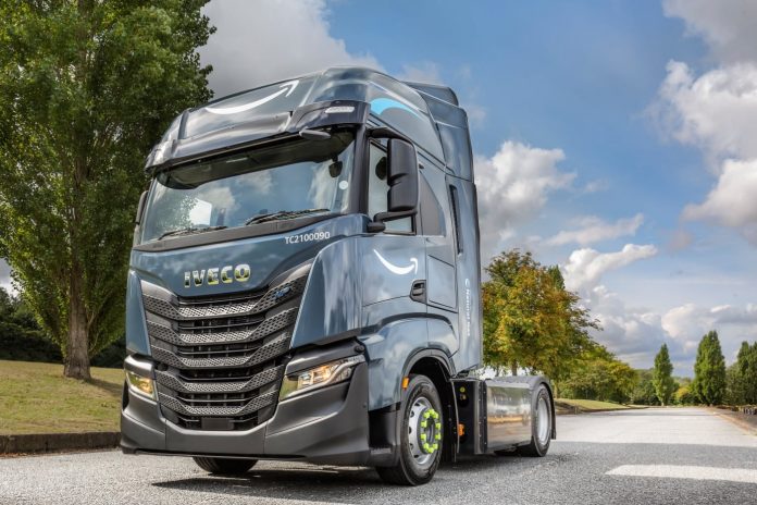 A Iveco vai fornecer 1.064 caminhões S-Way a gás natural comprimido (CNG) para a Amazon na Europa. Com isso, concretizando uma das maiores