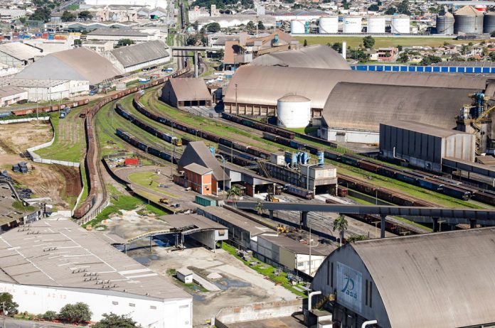 A movimentação de cargas por ferrovias nos portos do Paraná segue em crescimento. Das 53.054.946 toneladas movimentadas de janeiro a novembro deste ano