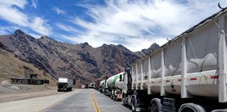 Há dois dias, um número entre 1,8 mil e 2 mil caminhões estão parados na fronteira da Argentina com o Chile. A fila de veículos começou após