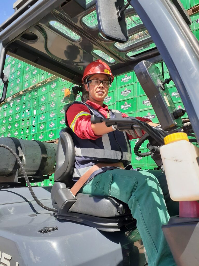 Heineken investe em transporte próprio e mulheres no volante