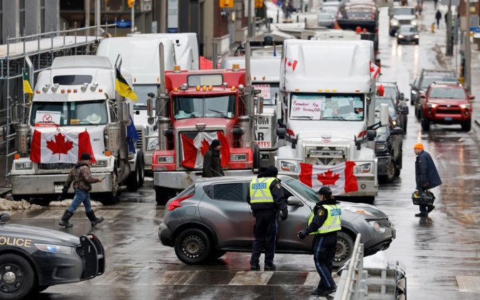 Um grupo de caminhoneiros se reúne há dias na capital do Canadá, Ottawa, e exige o fim das restrições impostas no país para evitar o contágio da Covid-19.